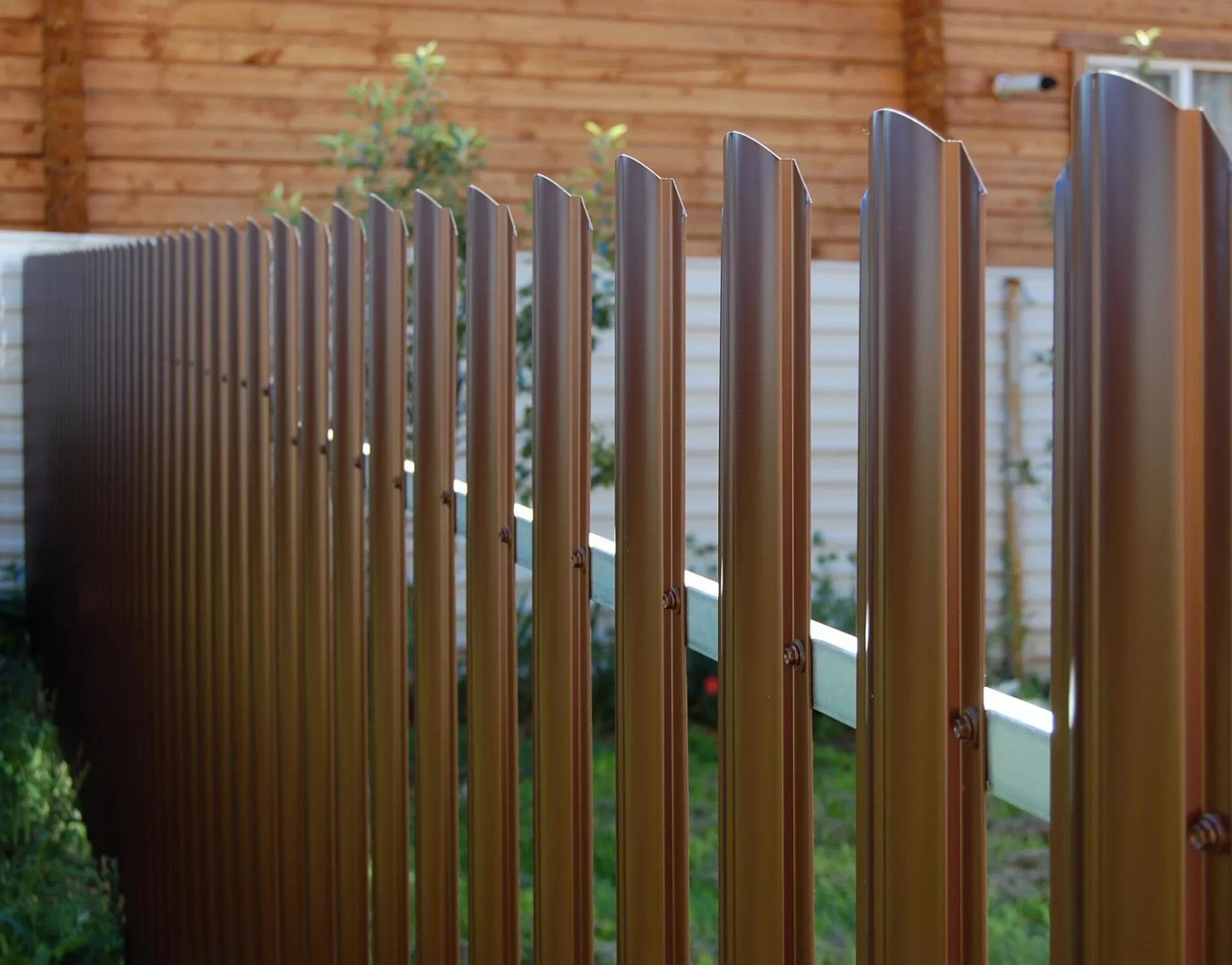 Преимущества забора из евроштакетника Преимущества забора из евроштакетника