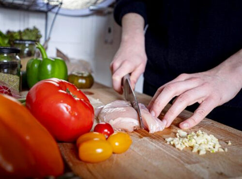 Учёные рассказали о смертельно опасной привычке перед приготовлением еды