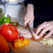 Учёные рассказали о смертельно опасной привычке перед приготовлением еды