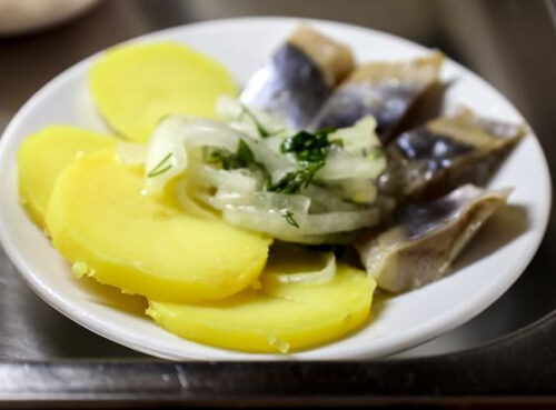 Диетолог рассказал, кому крайне опасно есть селёдку