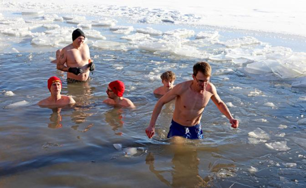 «Смертельно опасно»: врач рассказал, кому нельзя окунаться в прорубь