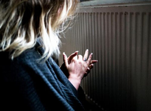 Медик: Холодные руки могут быть симптомами опасных заболеваний