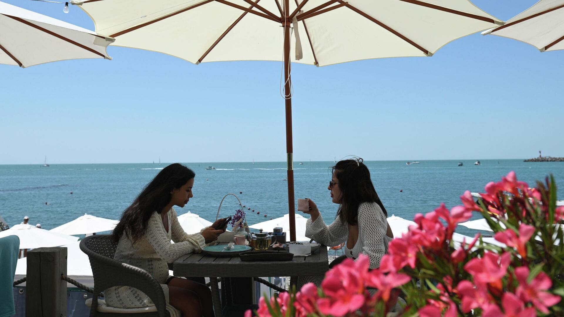 Девушки на пляже в Сочи - РИА Новости, 1920, 04.04.2026