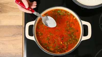 Добавляю в борщ специальные ингредиенты, чтобы был ярко красным и не терял цвет: лайфхаки от шеф-повара