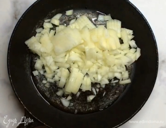 Лук мелко нарезаем, готовим на масле до золотистого цвета. Затем сливаем воду, добавляем соль.