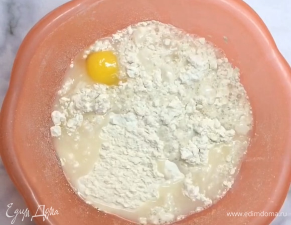 Готовим тесто. Просеиваем муку, добавляем соль, воду и яйцо. Вымешиваем тесто, затем перекладываем в пакет и убираем в холодильник на 40–60 мин.