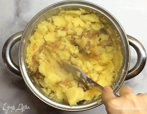 Делаем пюре (не добавляем никакие жидкости и масло) и смешиваем с луком.