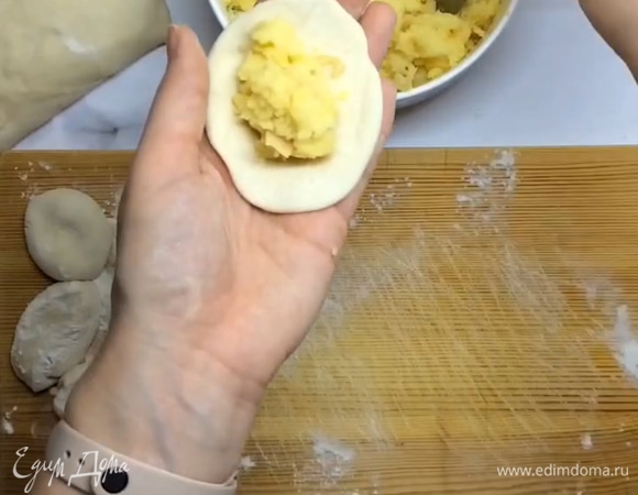 Раскатываем тесто не очень тонко, чтобы оно не порвалось при варке. Выкладываем начинку (не слишком много — по тем же причинам).