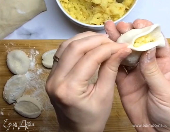 Складываем пополам и плотно скрепляем края.