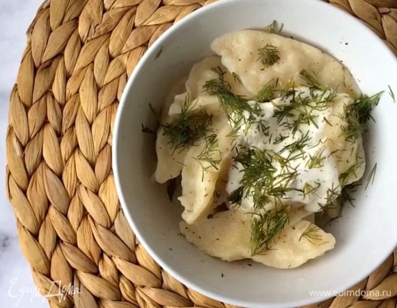 Варим до готовности и подаем со сметаной и укропом. Приятного аппетита!