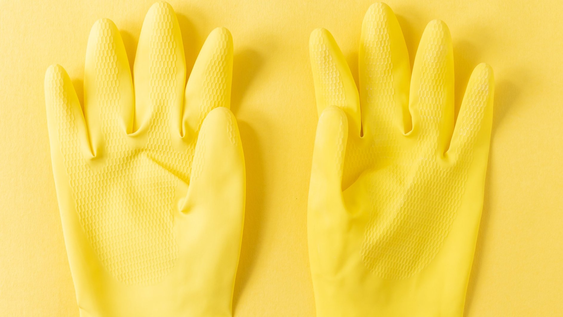 Желтые резиновые перчатки для чистки решетки для шашлыка от нагара