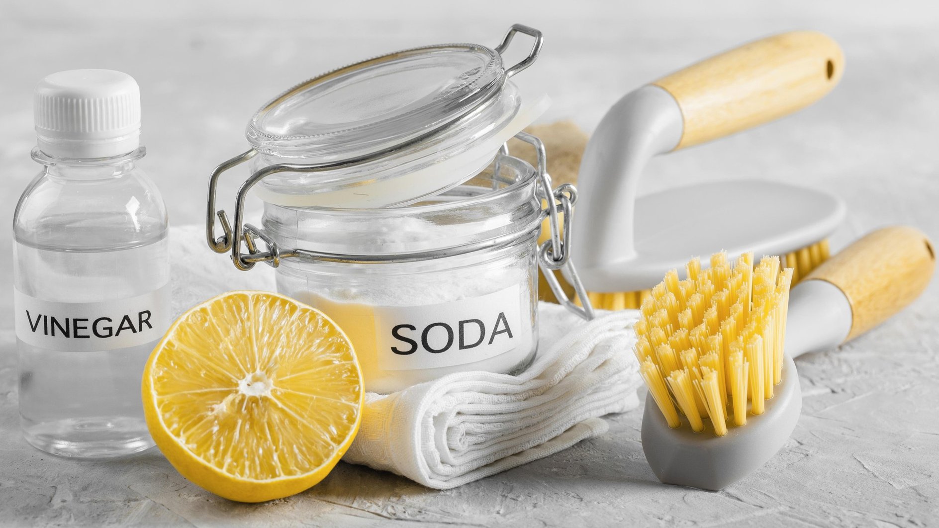 Сода, уксус, щетки для удаления нагара с решетки для шашлыка