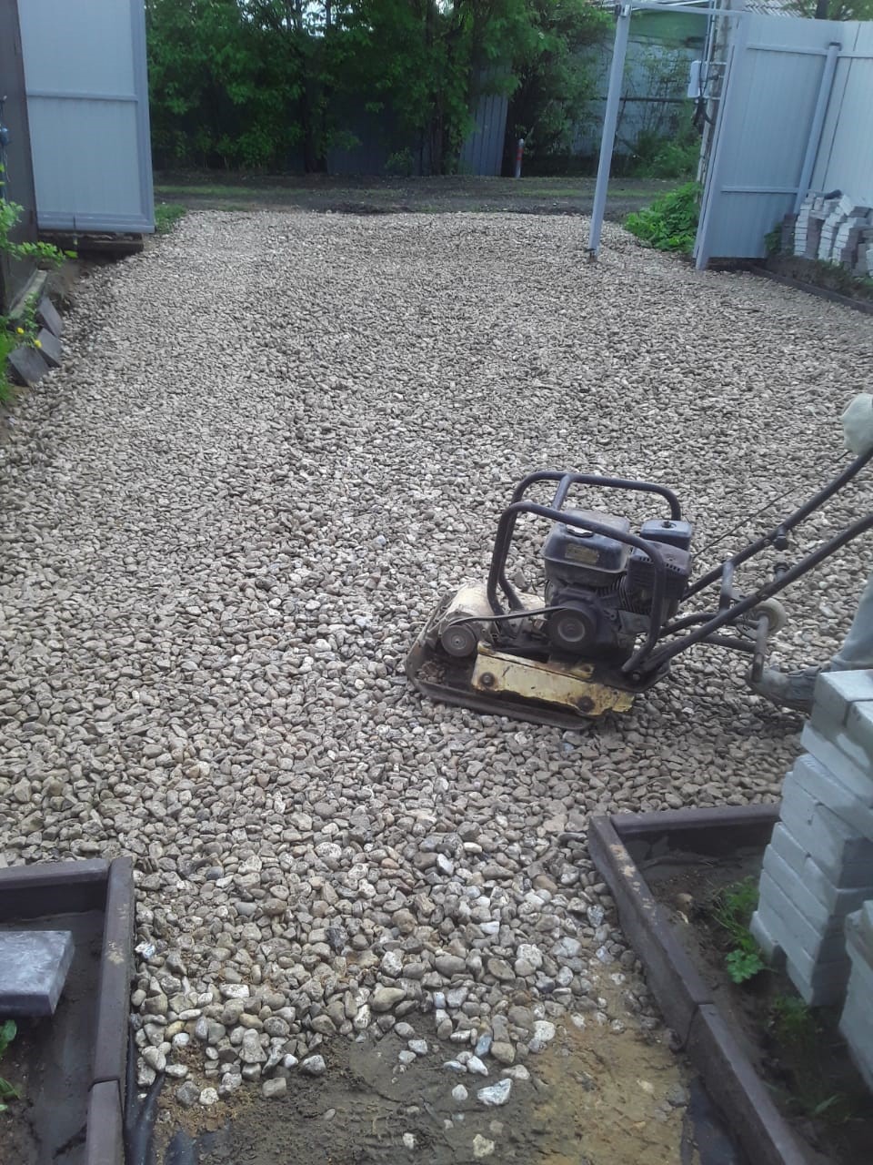 Фотография распределения песка, щебня, бордюров