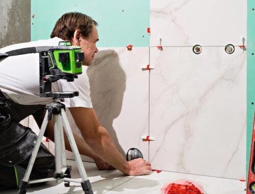 Как укладывать плитку на пол в ванной своими руками — инструкция