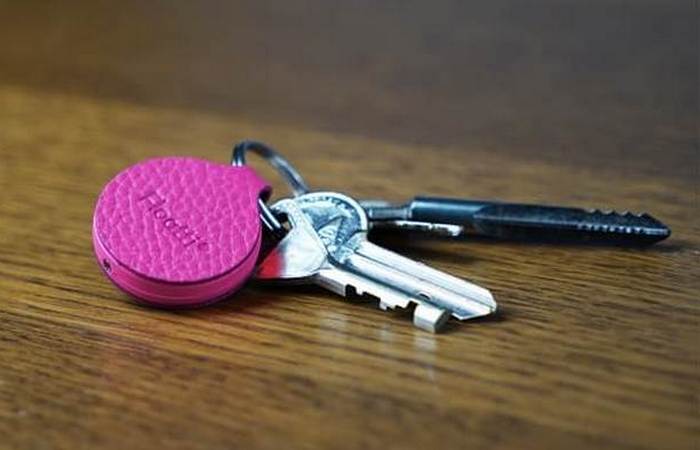 Ключи со стильным брелоком.