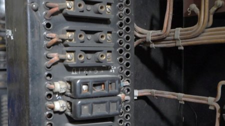 Результат очистки клеммной колодки релейной защиты до очистки