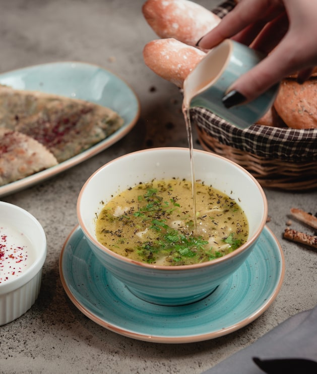 Варка бульона начинается с обжаривания мяса. На сковороде с небольшим количеством масла обжарьте куски утки до золотистой корочки. Это придаст бульону дополнительную глубину вкуса. После обжаривания мясо помещают в кастрюлю с холодной водой.